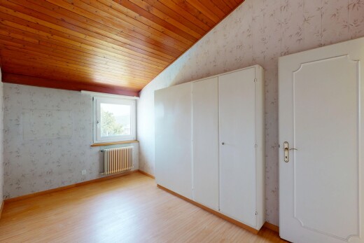 leerer raum mit wallpaper wall, tapetenwand, vaulted ceiling, dachschräge, und inside property