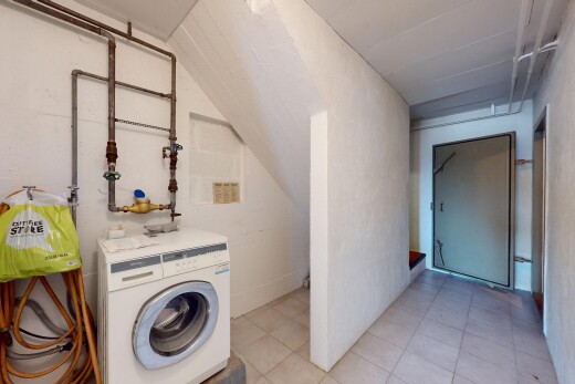 wäschekammer mit inside property, tumbler, wäscherei, fliesenboden, und tile floor