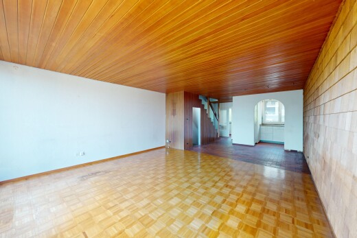 leerer raum mit treppen, inside property, drywall, gipskartonwand, und wood ceiling