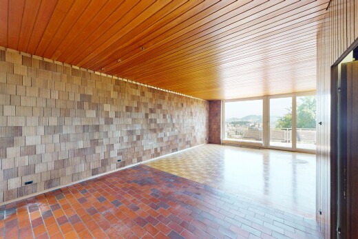 leerer raum mit natural light, natürliches licht, brick finish floor, ziegelfußboden, und inside property