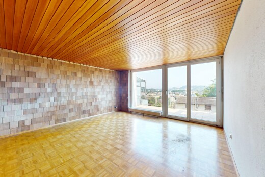 leerer raum mit natürliches licht, natural light, parquet floor, inside property, und holzdecke