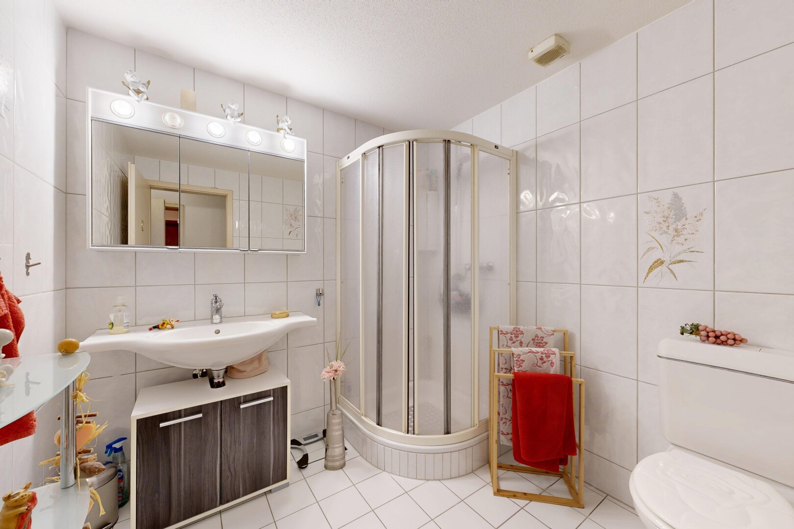 salle de bains avec mur en carrelage, tile wall, inside property, salle de bain complète, et miroir