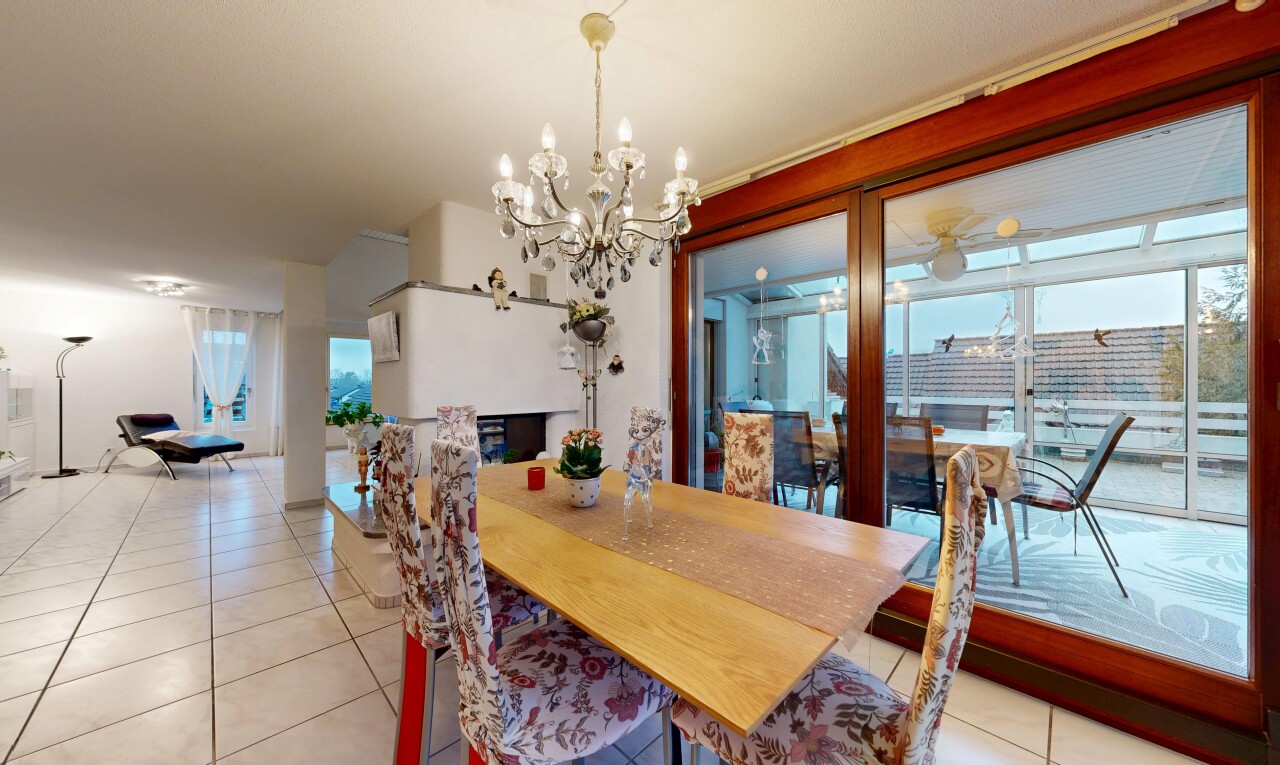 salle à manger avec inside property, sol en carrelage, tile floor, lumière naturelle, et natural light