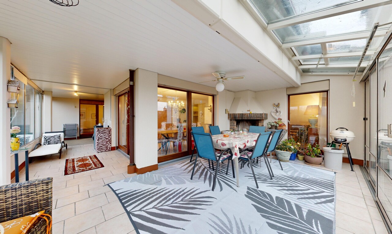salle à manger avec cheminée, cloison sèche, drywall, ventilateur de plafond, et sol en carrelage
