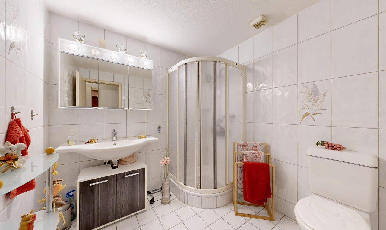 salle de bains avec mur en carrelage, tile wall, inside property, salle de bain complète, et miroir
