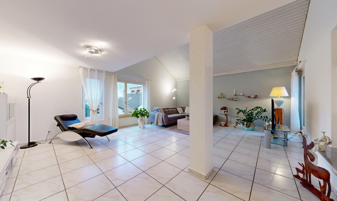 salon avec inside property, sol en carrelage, tile floor, cloison sèche, et drywall