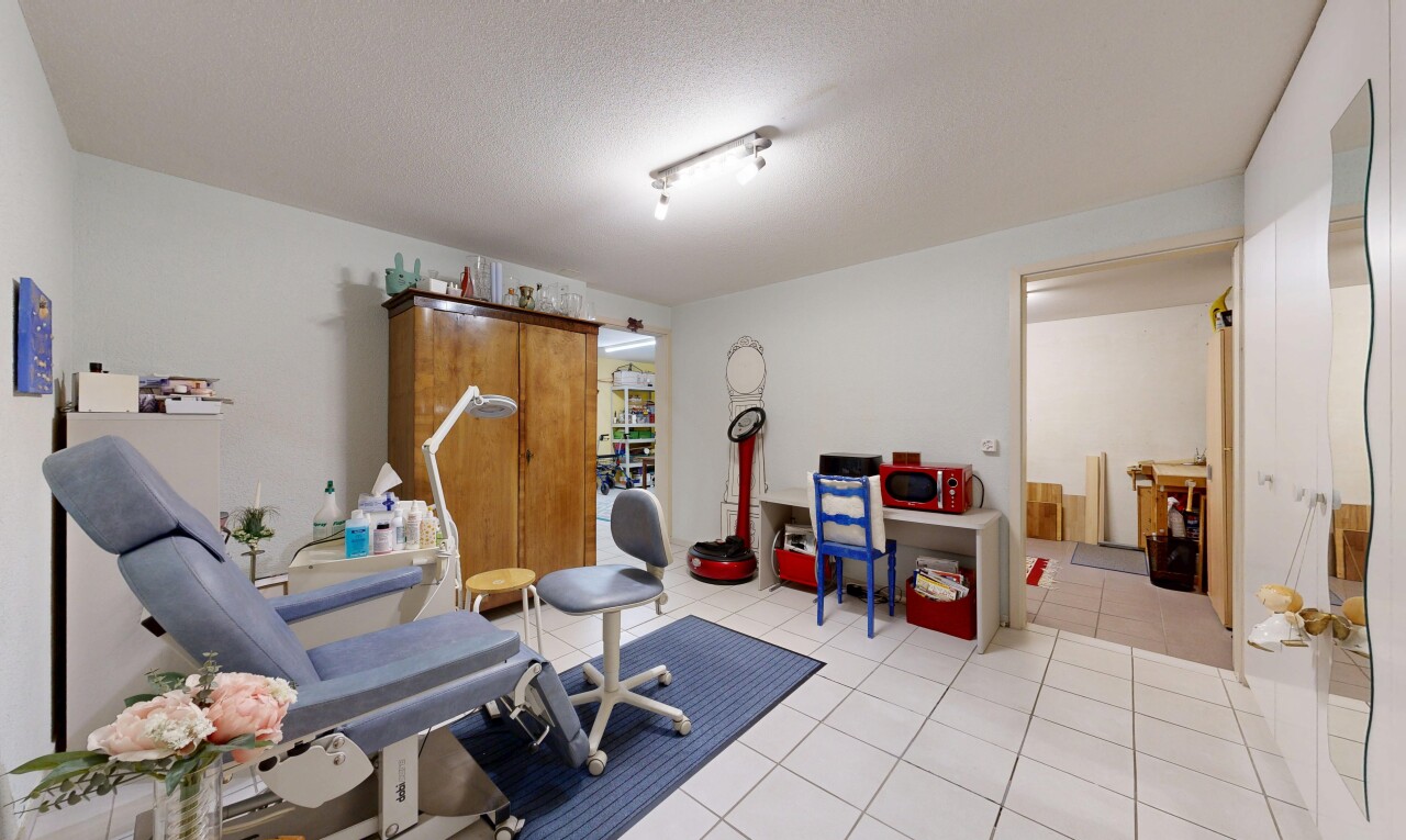 gym avec inside property, cloison sèche, drywall, sol en carrelage, et tile floor