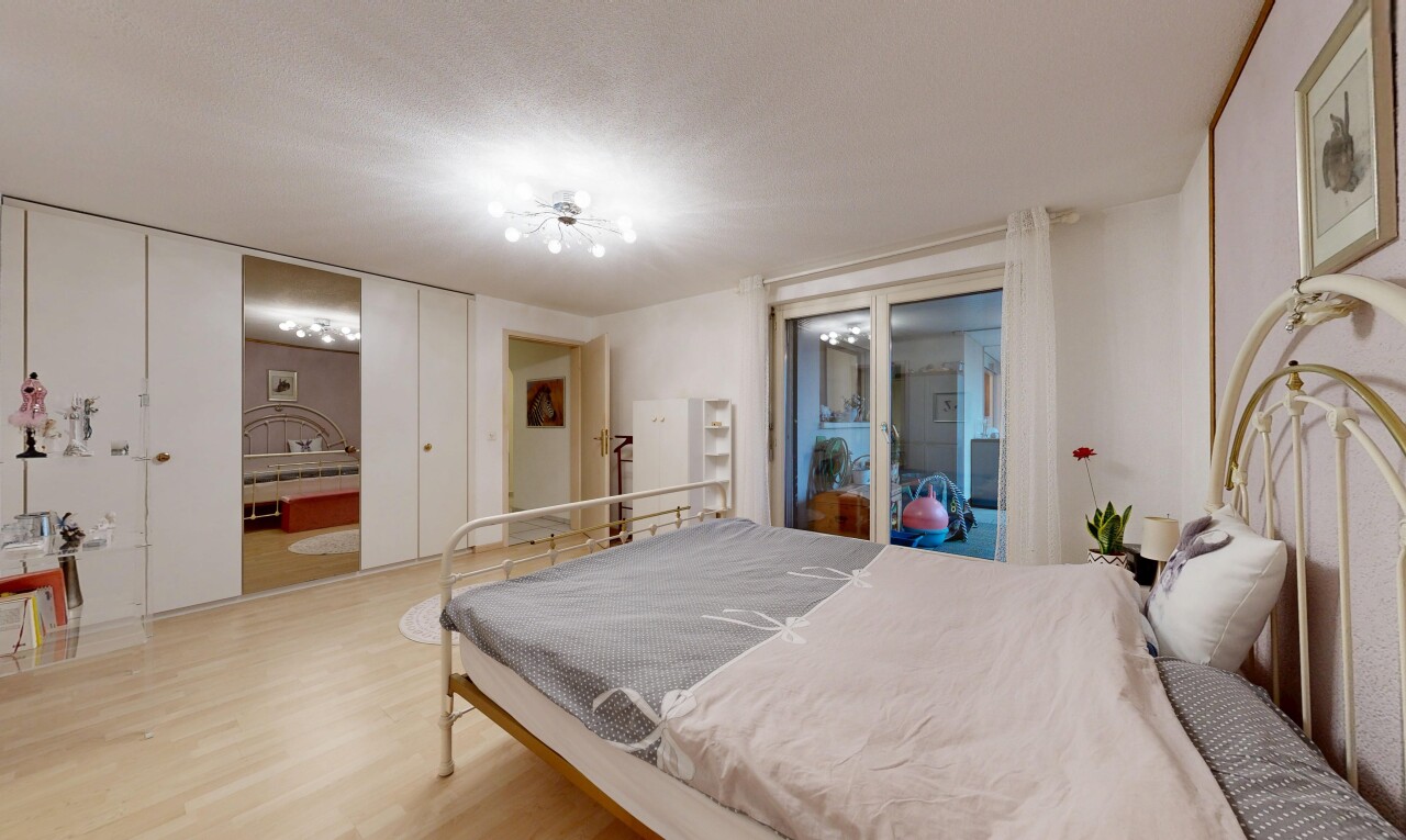 chambre avec sol en finition bois, wood finish floor, inside property, cloison sèche, et drywall