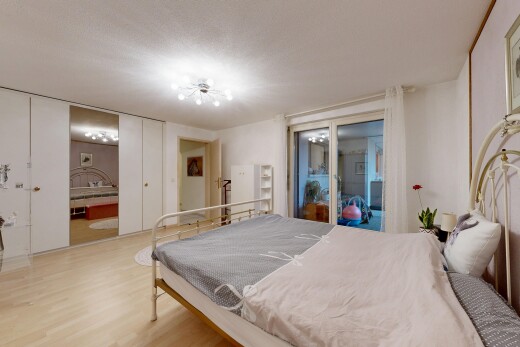 chambre avec sol en finition bois, wood finish floor, inside property, cloison sèche, et drywall