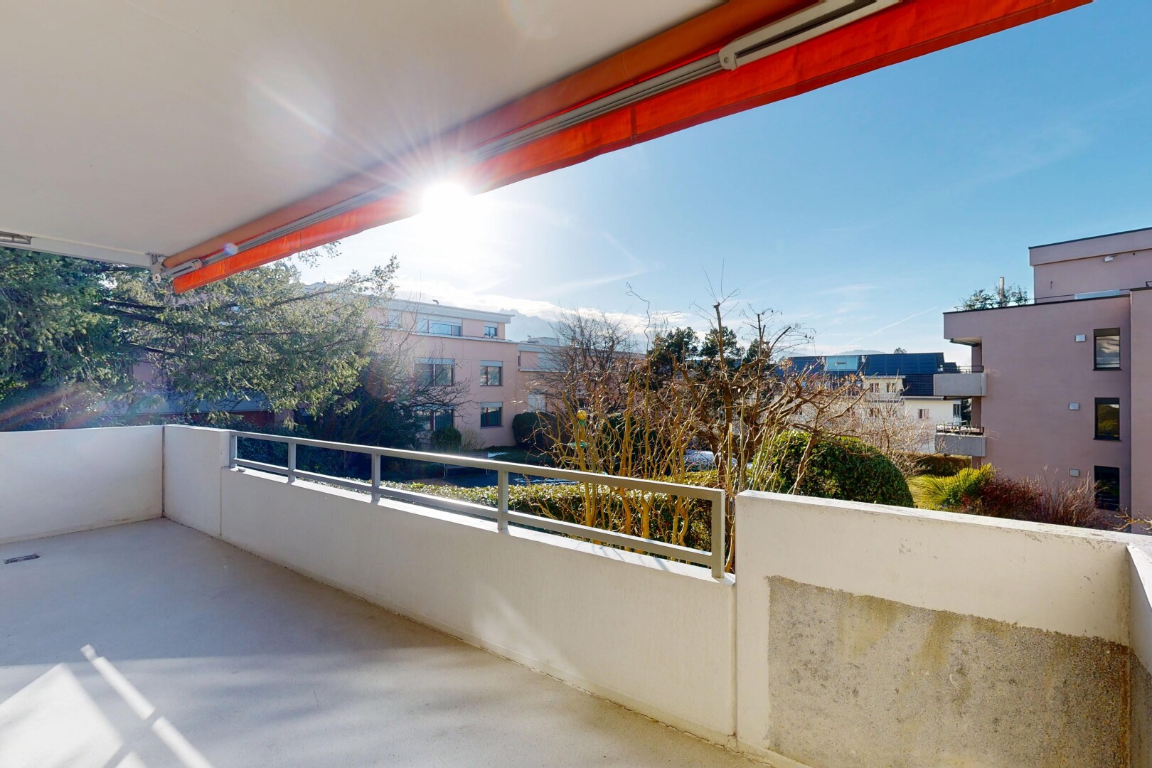 terrasse avec from property, day time, et balcon