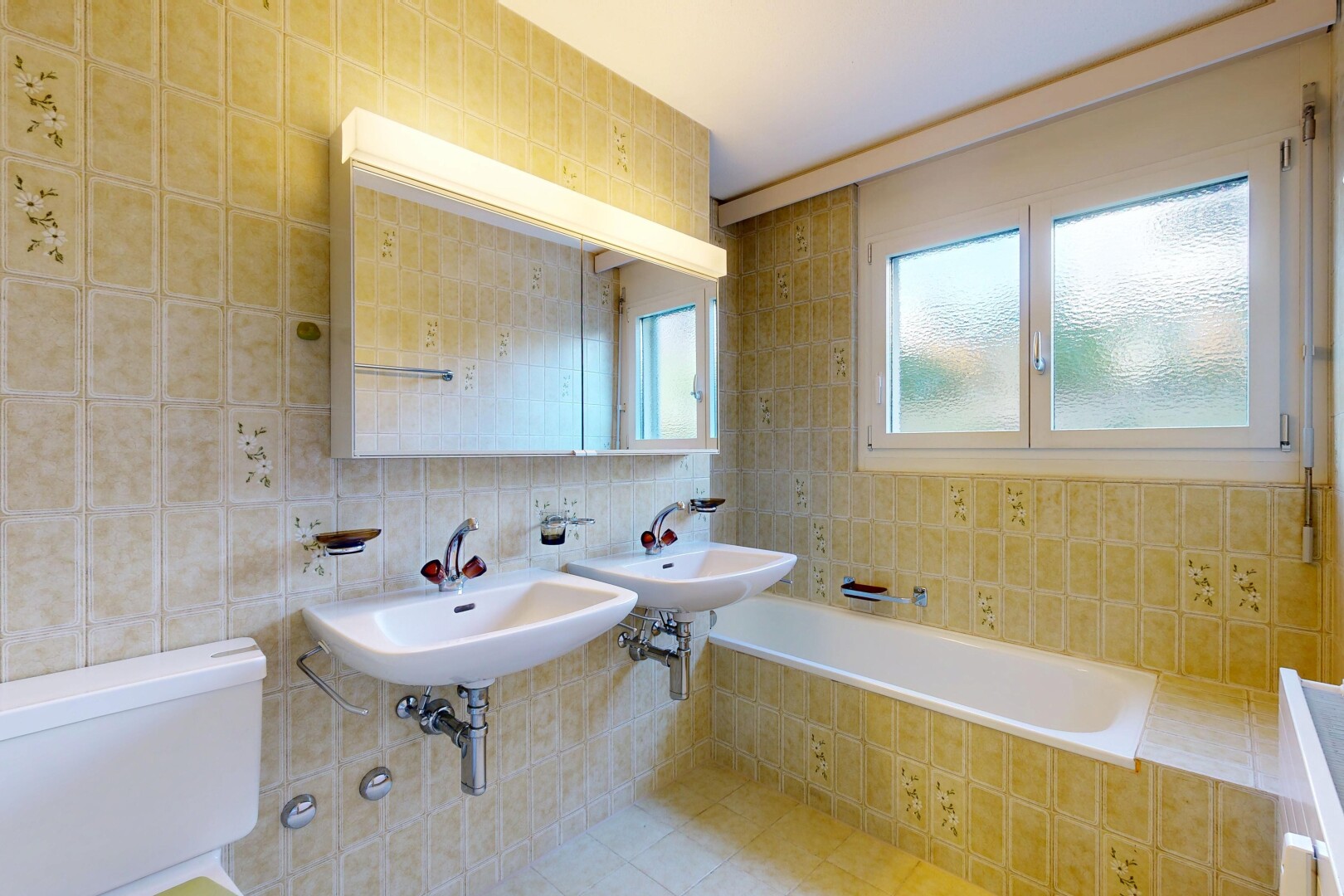 salle de bains avec mur en carrelage, tile wall, salle de bain complète, miroir, et bain