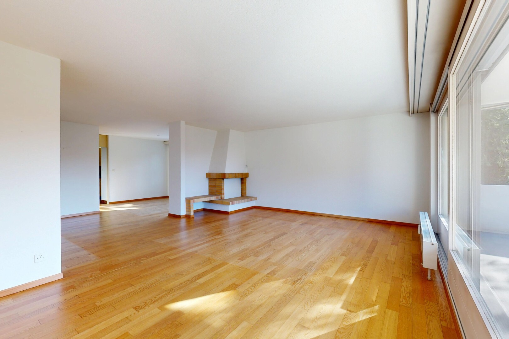 pièce vide avec cloison sèche, drywall, inside property, sol en finition bois, et wood finish floor