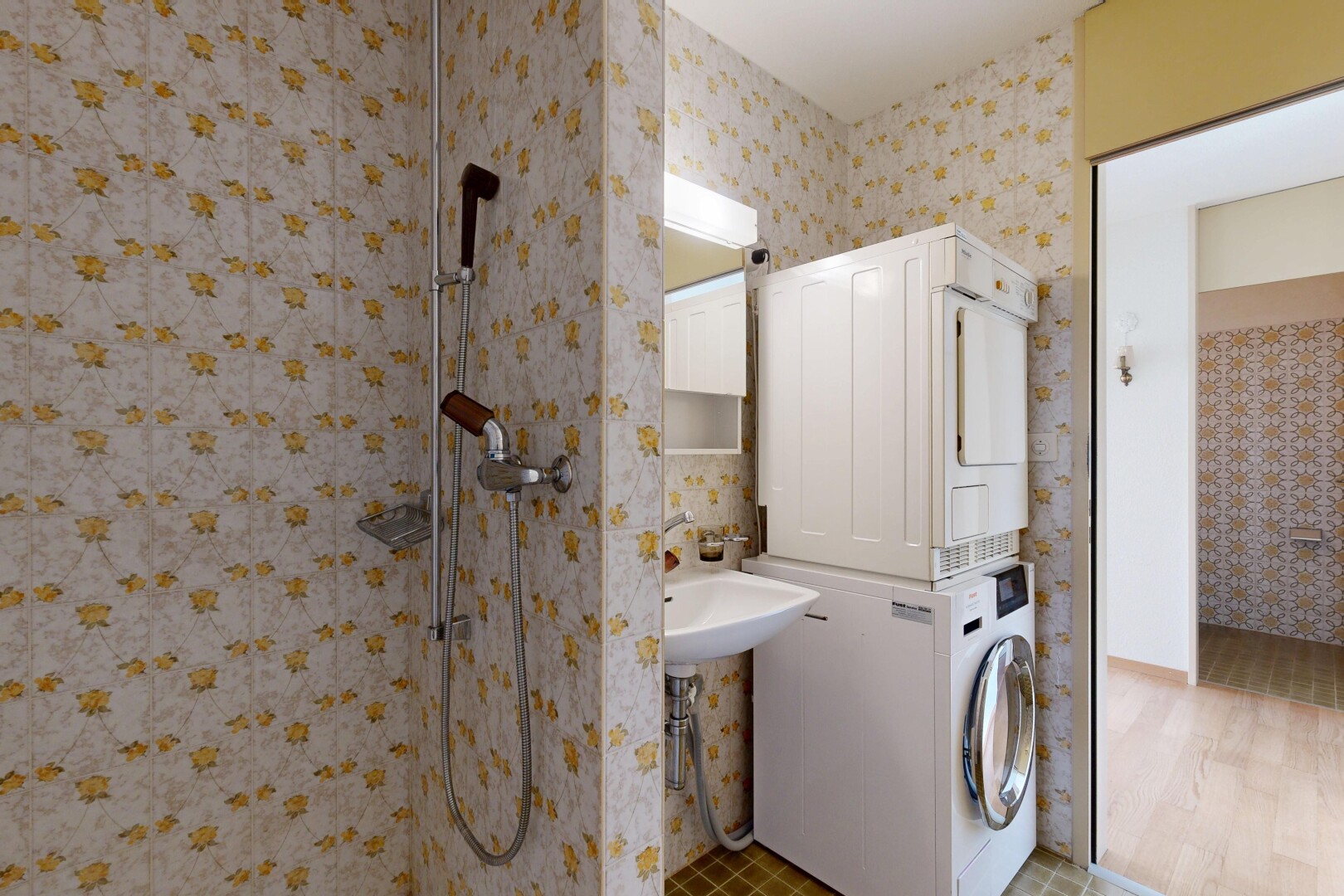 salle de bains avec miroir, mur en papier peint, wallpaper wall, salle de bain complète, et douche
