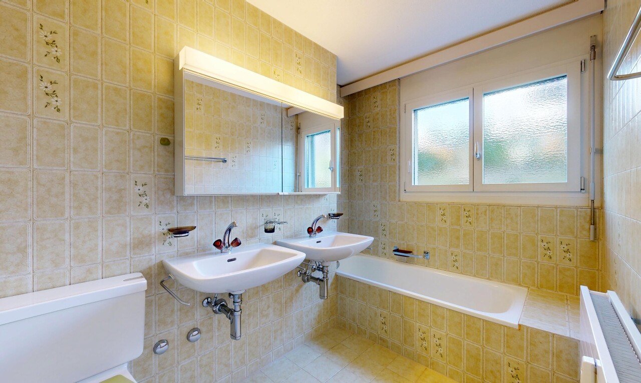 salle de bains avec mur en carrelage, tile wall, salle de bain complète, miroir, et bain