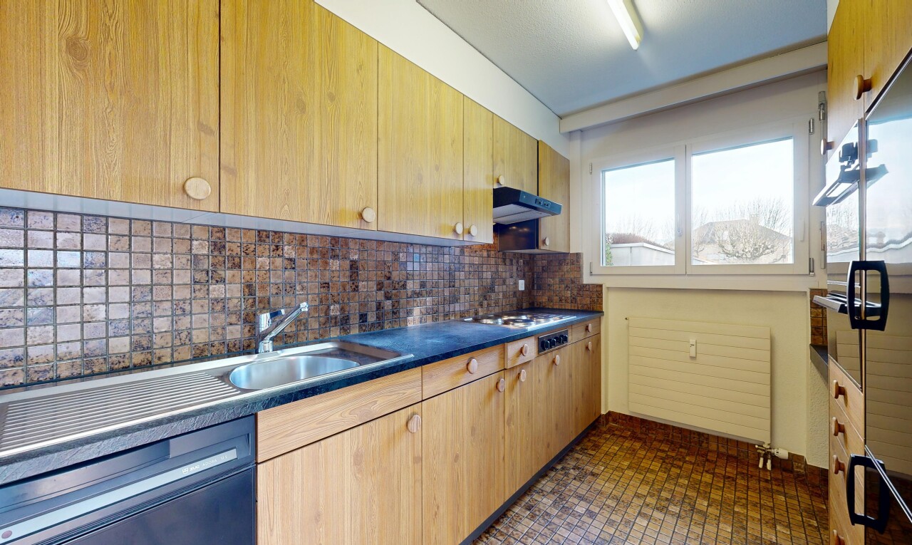 cuisine avec plans de travail, inside property, dosseret, backsplash, et armoires marron clair
