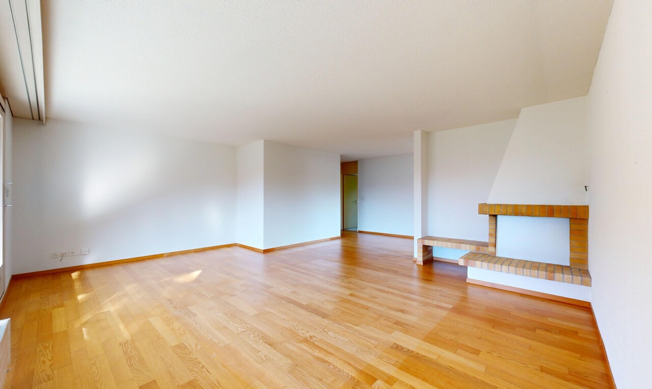 pièce vide avec cloison sèche, drywall, inside property, sol en finition bois, et wood finish floor