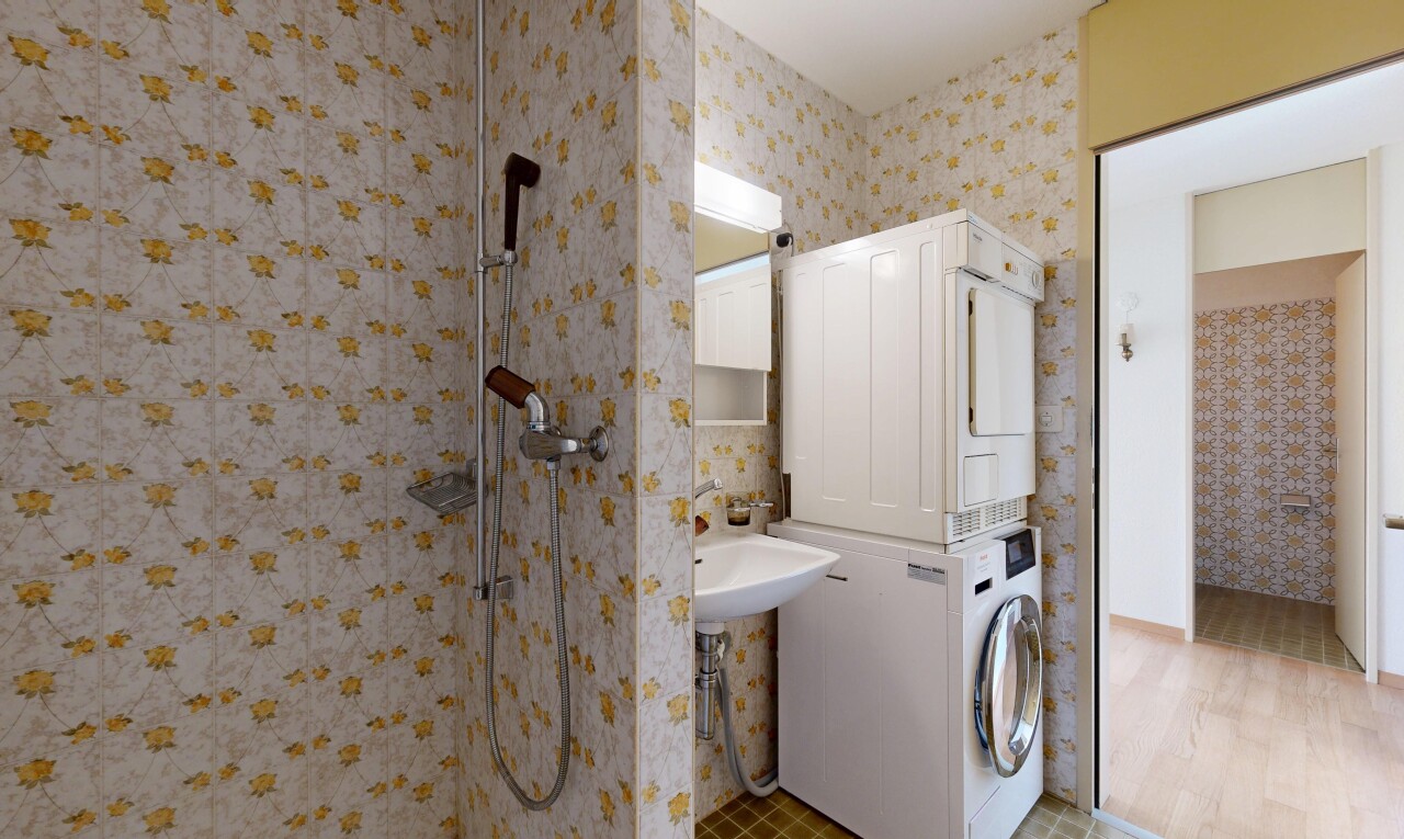 salle de bains avec miroir, mur en papier peint, wallpaper wall, salle de bain complète, et douche