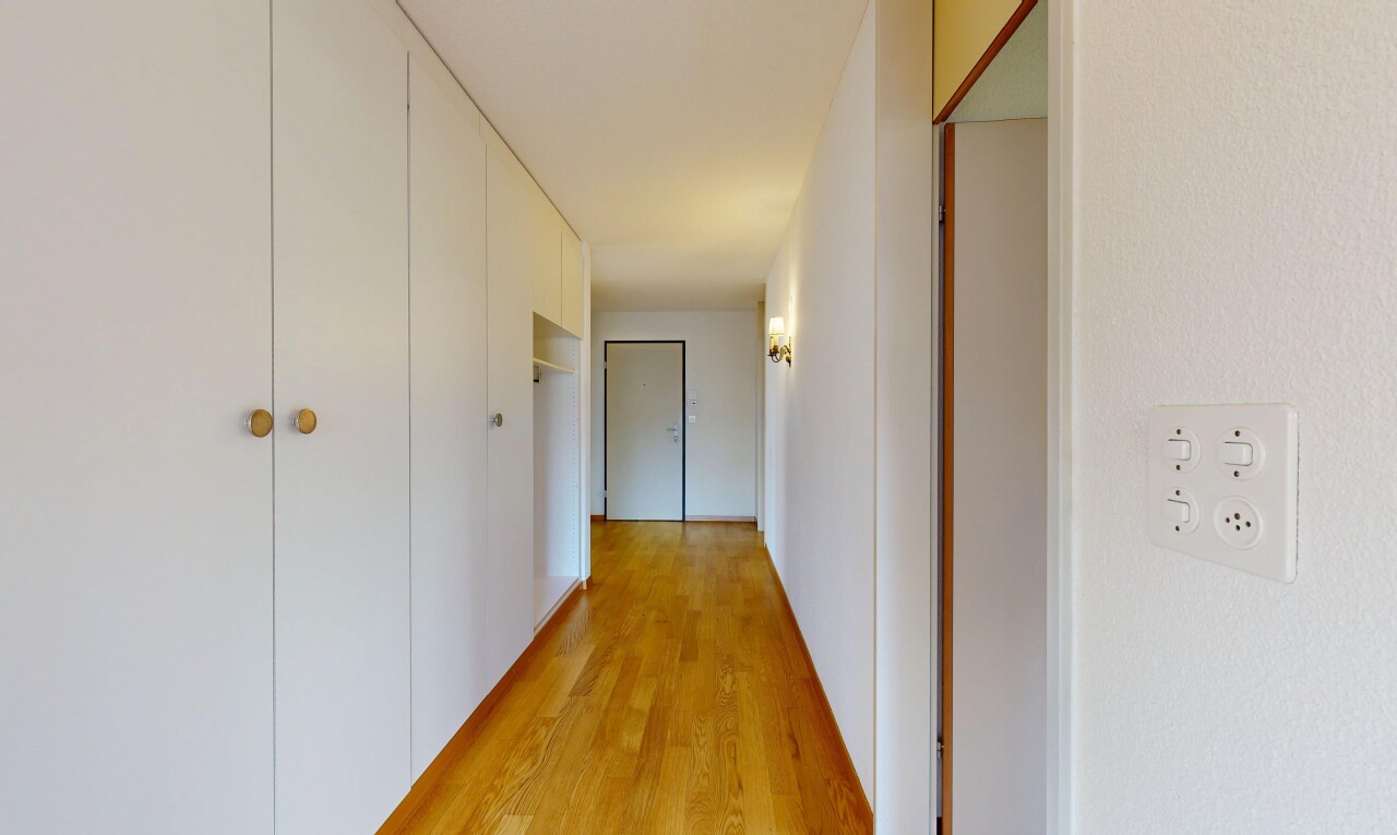 couloir avec inside property, sol en finition bois, wood finish floor, cloison sèche, et drywall