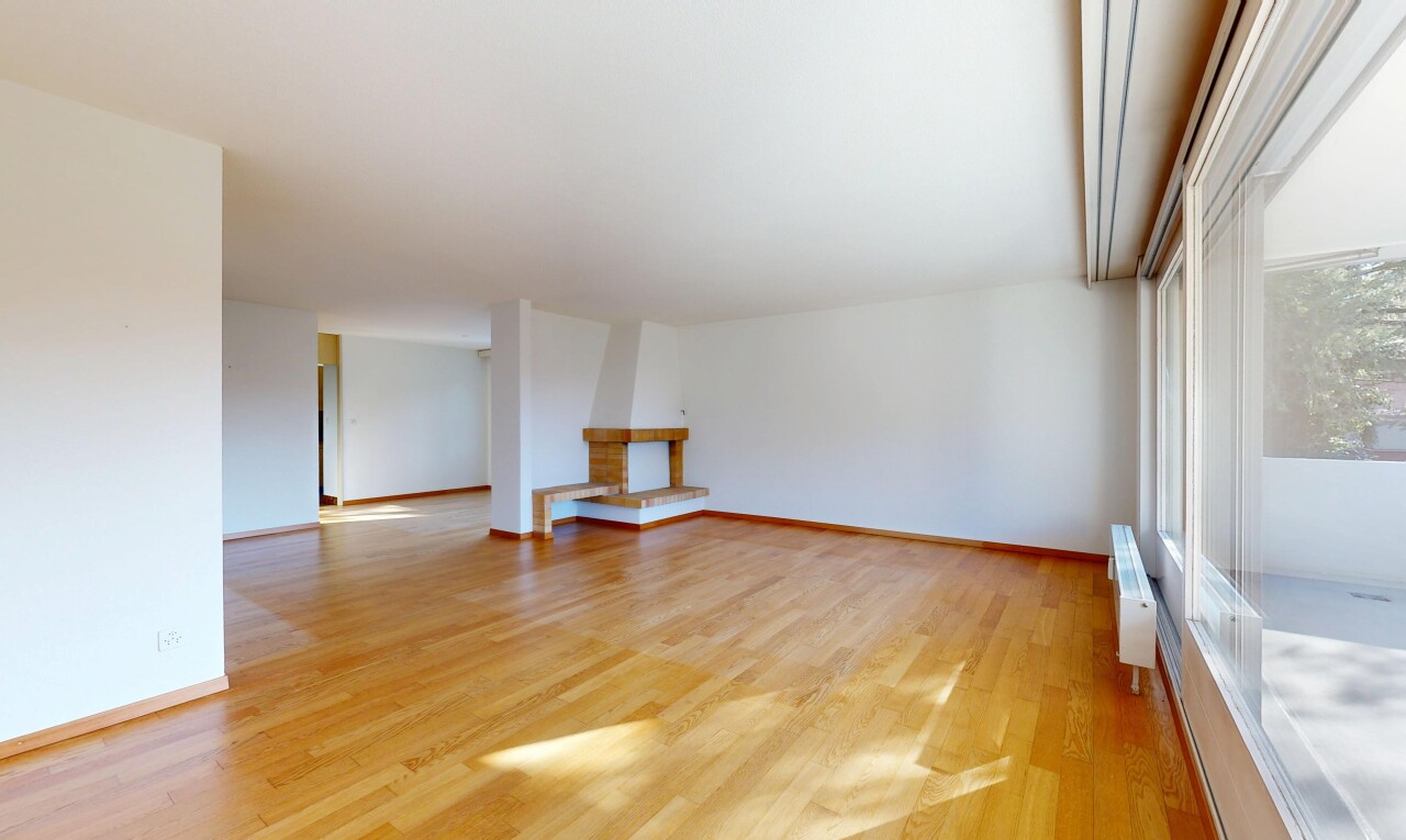 pièce vide avec cloison sèche, drywall, inside property, sol en finition bois, et wood finish floor