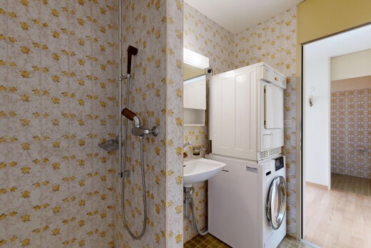 salle de bains avec miroir, mur en papier peint, wallpaper wall, salle de bain complète, et douche