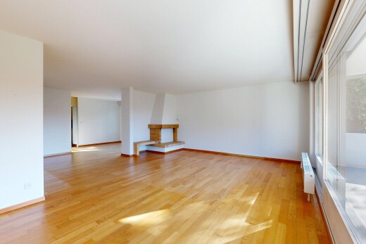 pièce vide avec cloison sèche, drywall, inside property, sol en finition bois, et wood finish floor