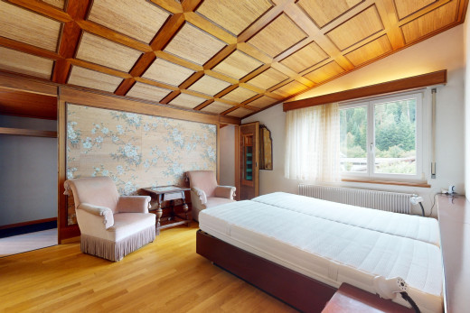 zimmer / schlafzimmer mit dachschräge, holzdecke, kühler, natürliches licht, und parkettboden