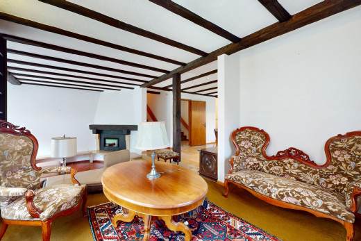 wohnzimmer mit balkendecke und kamin