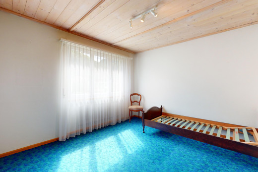 zimmer / schlafzimmer mit teppich, natürliches licht, deckenbeleuchtung, und kronenstuck