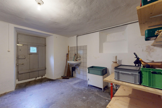 innenraum mit betonboden, spritzputz decke, und natürliches licht