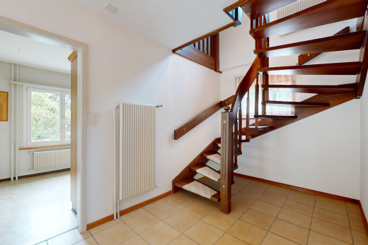 treppe mit kühler, fliesenboden, und natürliches licht