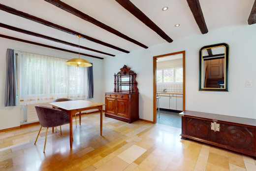 esszimmer mit balkendecke und natürliches licht