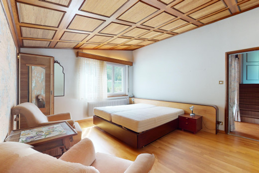 zimmer / schlafzimmer mit holzdecke, kühler, parkettboden, und natürliches licht