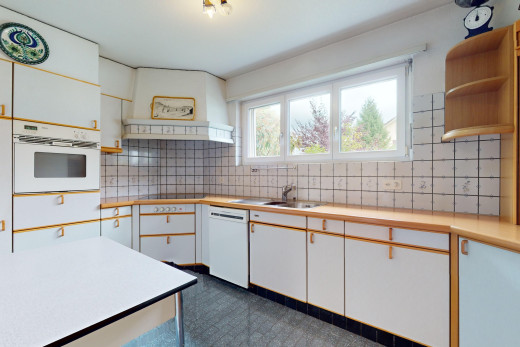 küche mit ofen, weiße schränke, arbeitsplatten, geschirrspülmaschine, und natürliches licht