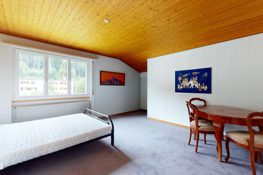 zimmer / schlafzimmer mit dachschräge, holzdecke, kühler, natürliches licht, und teppich