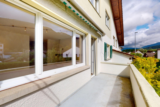 balkon mit balkon und blick auf die berge