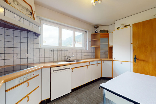 küche mit offene regale, küchenrückwand beim herd, geschirrspülmaschine, weiße schränke, und natürliches licht