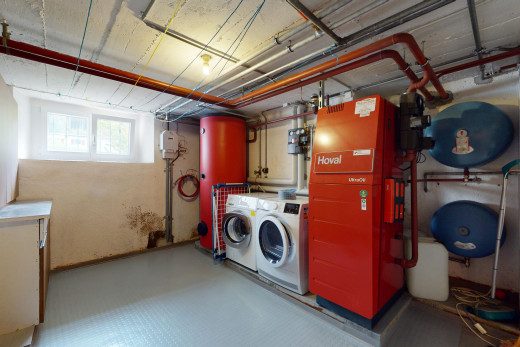 wäschekammer mit tumbler und natürliches licht