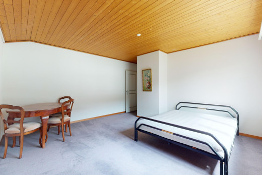 zimmer / schlafzimmer mit dachschräge und holzdecke