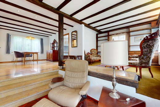 wohn- / esszimmer mit balkendecke, parkettboden, und natürliches licht