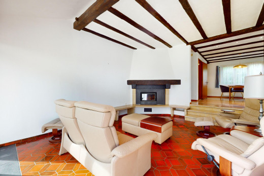 wohnzimmer mit balkendecke, kamin, dachschräge, und natürliches licht