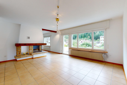 wohnzimmer mit kühler, kamin, fliesenboden, und natürliches licht