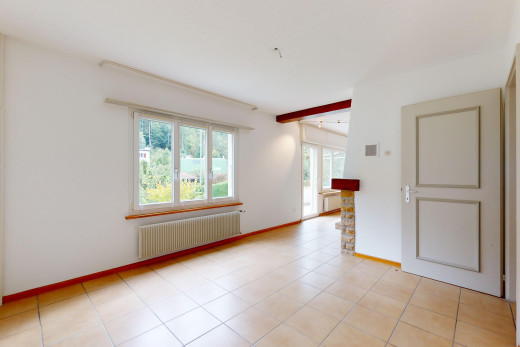 leerer raum mit kühler, kamin, fliesenboden, und natürliches licht