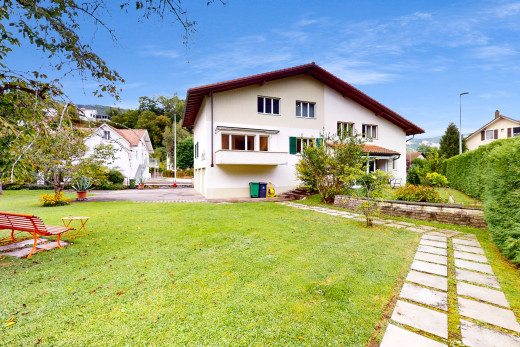 außenansicht mit rasen