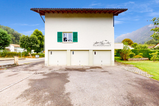außenansicht mit blick auf die berge und eingebaute garage