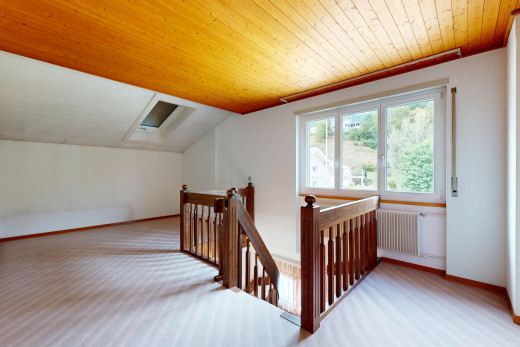 zimmer / schlafzimmer mit teppich, dachschräge, natürliches licht, kühler, und holzdecke