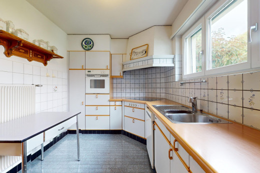 küche mit weiße schränke, arbeitsplatten, dunstabzugshaube, natürliches licht, und ofen