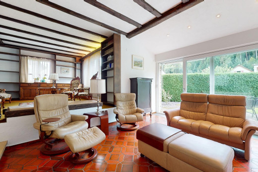 wohnzimmer mit fliesenboden, dachschräge, balkendecke, und natürliches licht