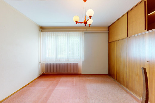 leerer raum mit teppich, bemerkenswerter kronleuchter, kronenstuck, natürliches licht, und kühler