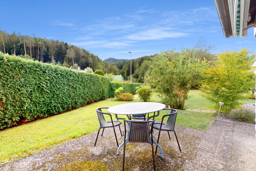 garten mit waldblick, rasen, und terrasse
