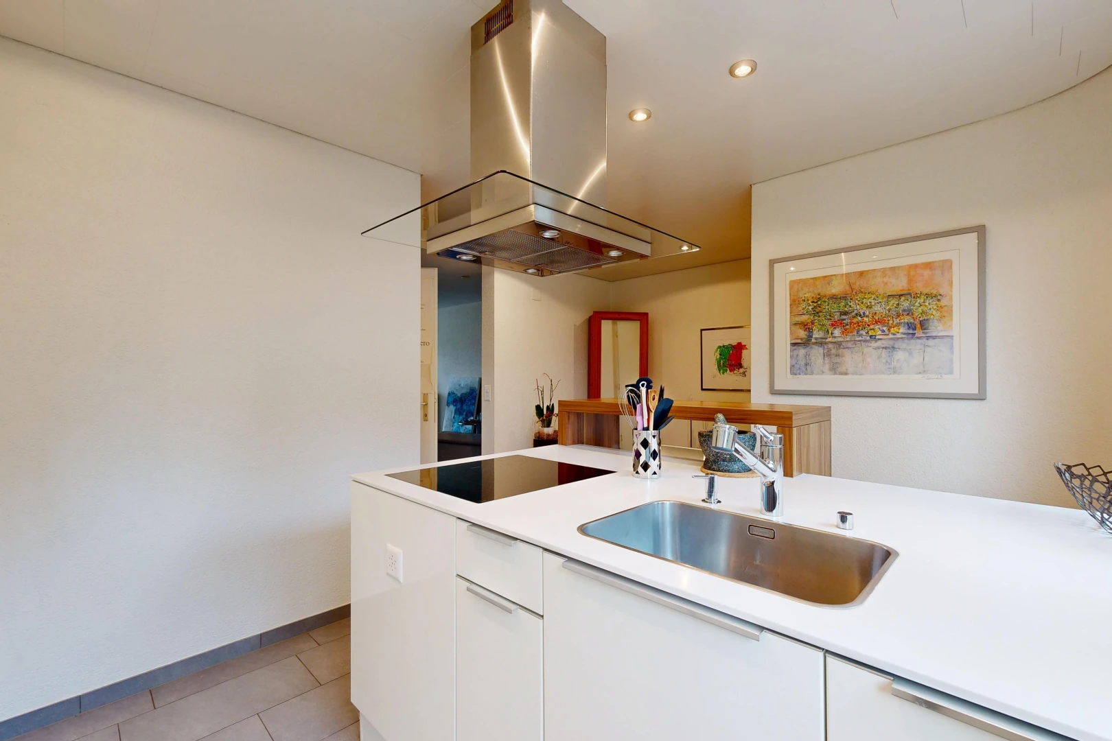 cuisine avec hotte, light floor, plans de travail, light countertops, et évier
